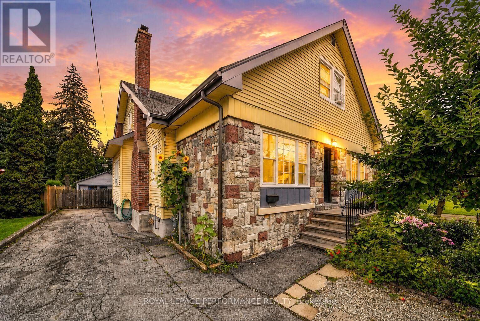 Property Photo:  114 Gloucester Street North  ON K6H 3W4 