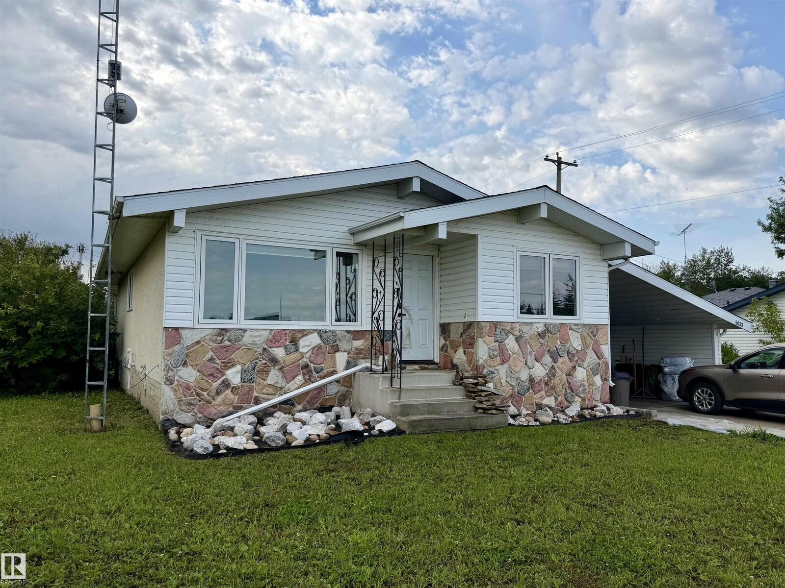 Property Photo:  5033 53 Avenue  AB T0B 0C0 