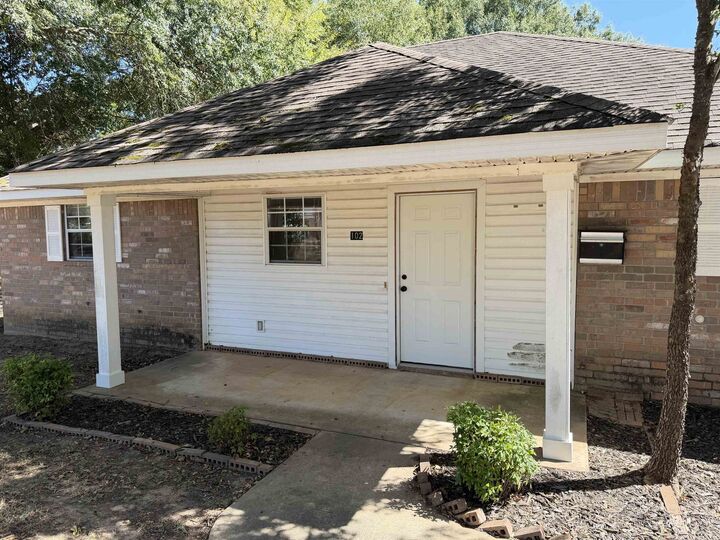 Property Photo:  102 E Evergreen St  TX 75604 