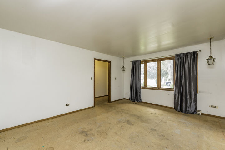 Property Photo:  2715 Hyde Park Avenue  IL 60085 