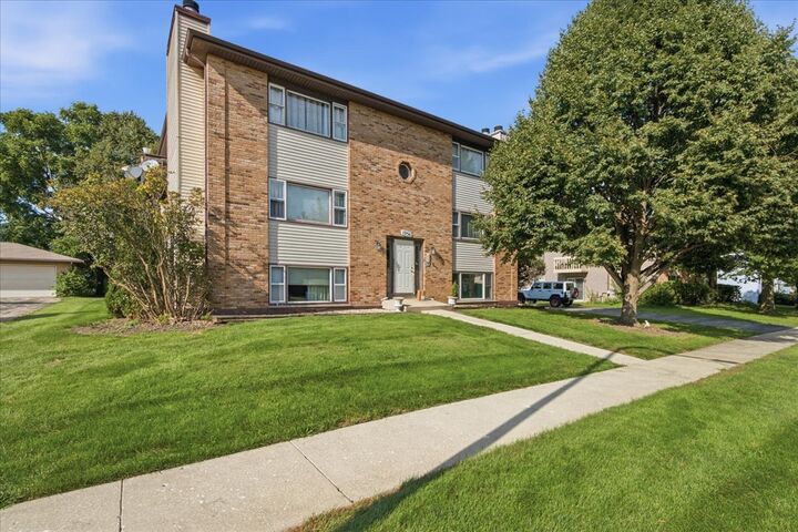 Property Photo: 1056 Manchester Court F IL 60177