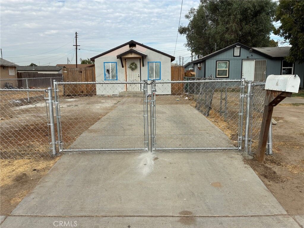 Property Photo:  305 Wisteria  CA 93308 