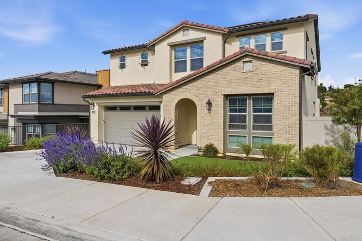 Property Photo:  921 Cayley Avenue  CA 92069 