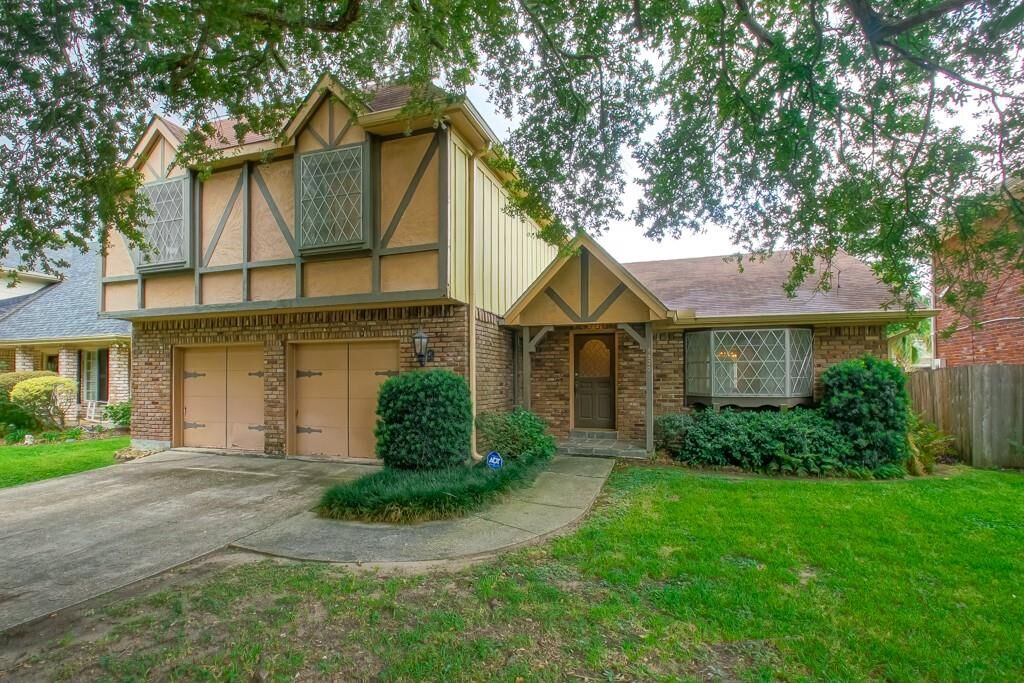 Property Photo: 4520 Chateau Drive LA 70002