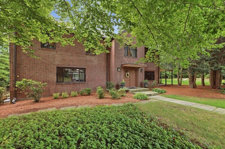 Property Photo: 5 Rollingwood Dr MA 01609