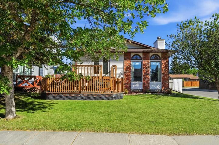 Property Photo:  236 Marquis Place SE  AB T4A 1Y4 