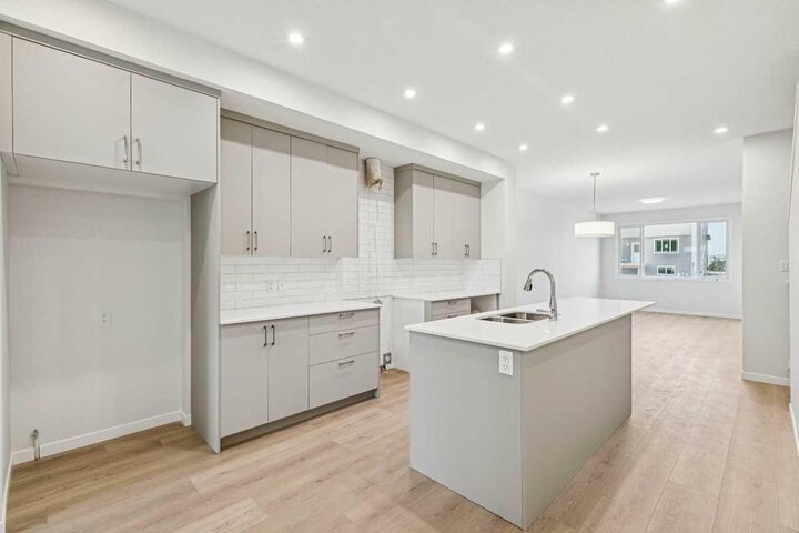 Property Photo:  98 Creekview Avenue SW  AB T2X 6M7 