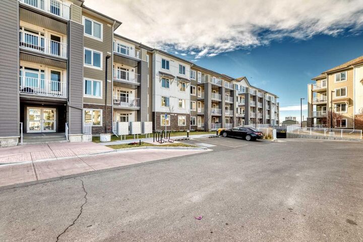 Property Photo: 6118 80 Avenue NE 2424 AB T3J 0S6