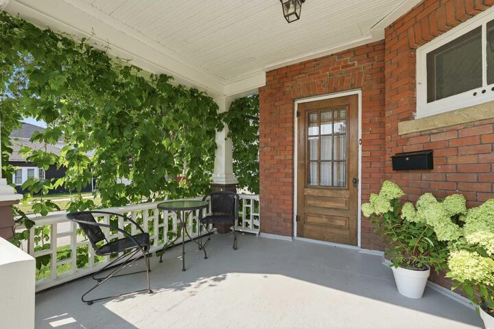 Property Photo:  1801 2 Street NW  AB T2M 2W5 