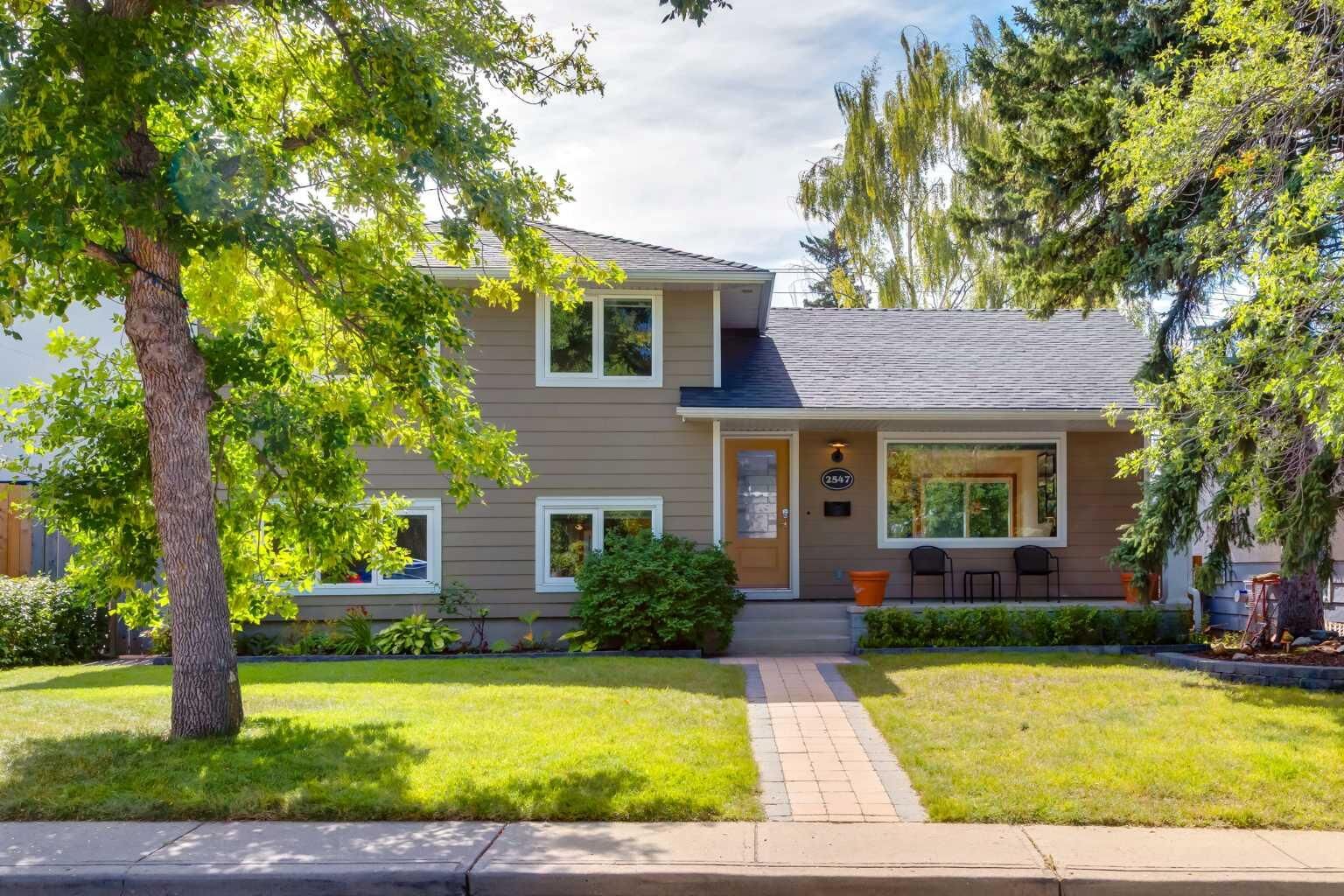 Property Photo:  2547 Chicoutimi Drive NW  AB T2L 0W4 