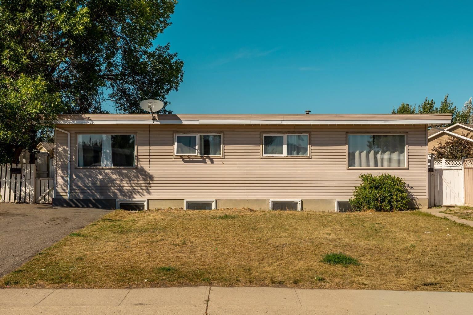 Property Photo:  3319 - 3321 5A Avenue S  AB T1J 0Y4 
