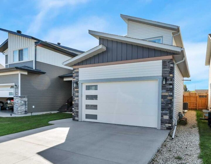 Property Photo: 103 Crestview Boulevard AB T4S 0V8