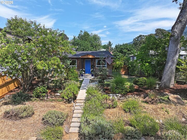 Property Photo: 360 SE Oak St WA 98672