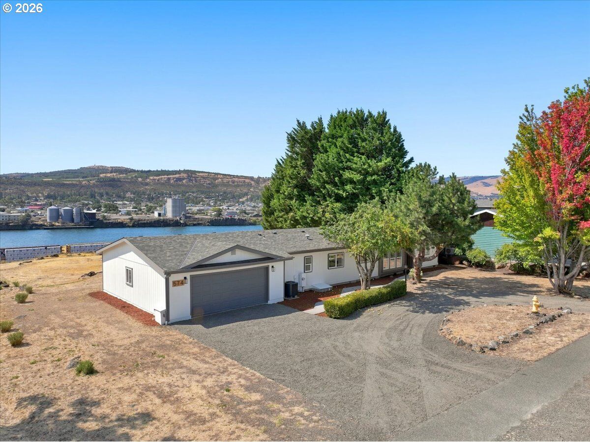 Property Photo:  574 Sunridge Ave  WA 98617 