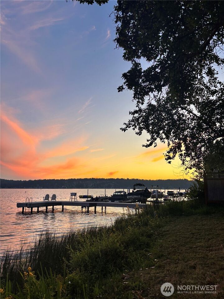 Property Photo:  3027 E Lake Sammamish Parkway SE  WA 98075 