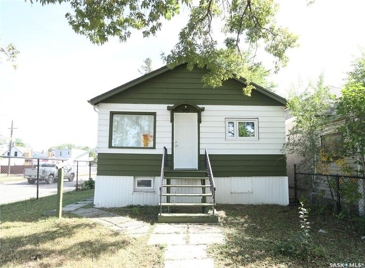 Property Photo:  903 Robinson Street  SK S4T 2M6 