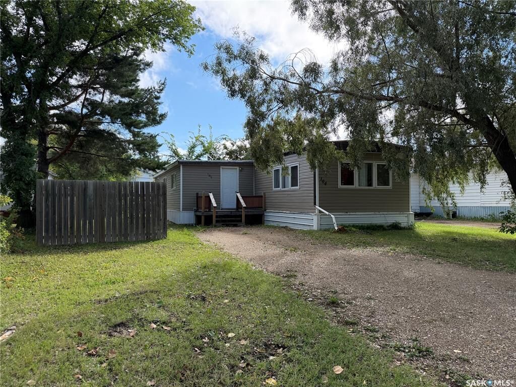 Property Photo:  104 4th Avenue  SK S0E 1A0 
