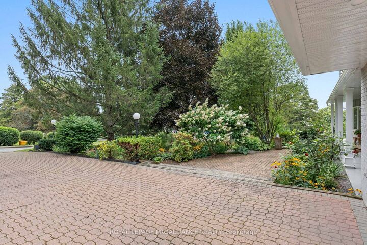 Property Photo:  5 Rockcliffe Road  ON K6C 5Z5 