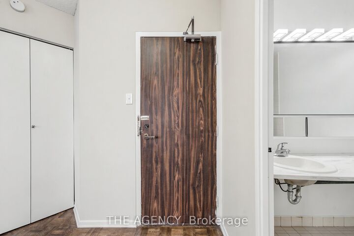 Property Photo:  2360 Dundas Street W 1019B  ON M6P 4B2 