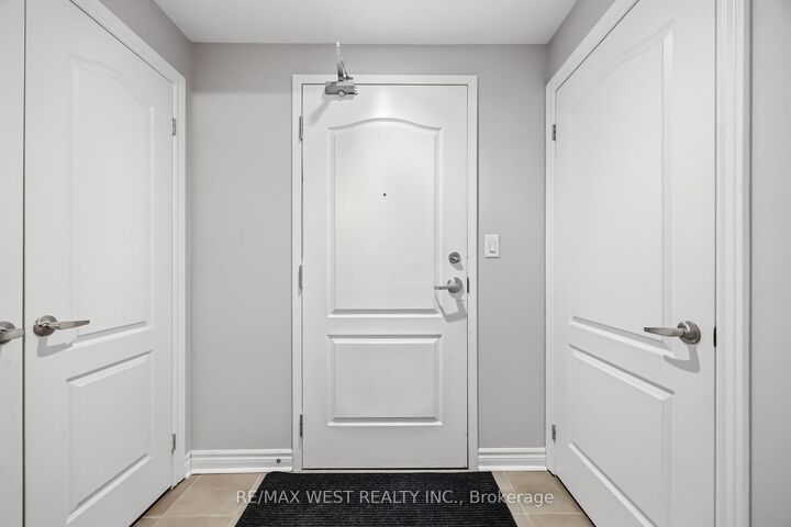 Property Photo:  3905 Major Mackenzie Drive 32  ON L4H 4J9 