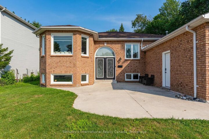 Property Photo:  53 Royal Beech Drive  ON L9Z 1H3 