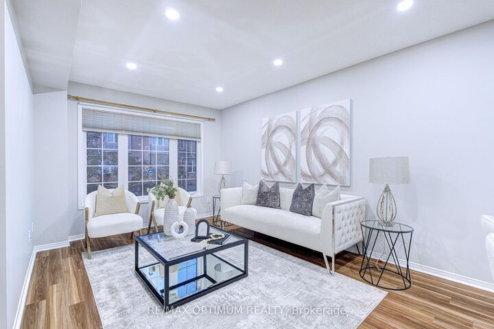 Property Photo:  5030 Heatherleigh Avenue 83  ON L5V 2G7 