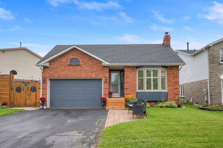 Property Photo:  831 Lavis Street  ON L1K 1W8 