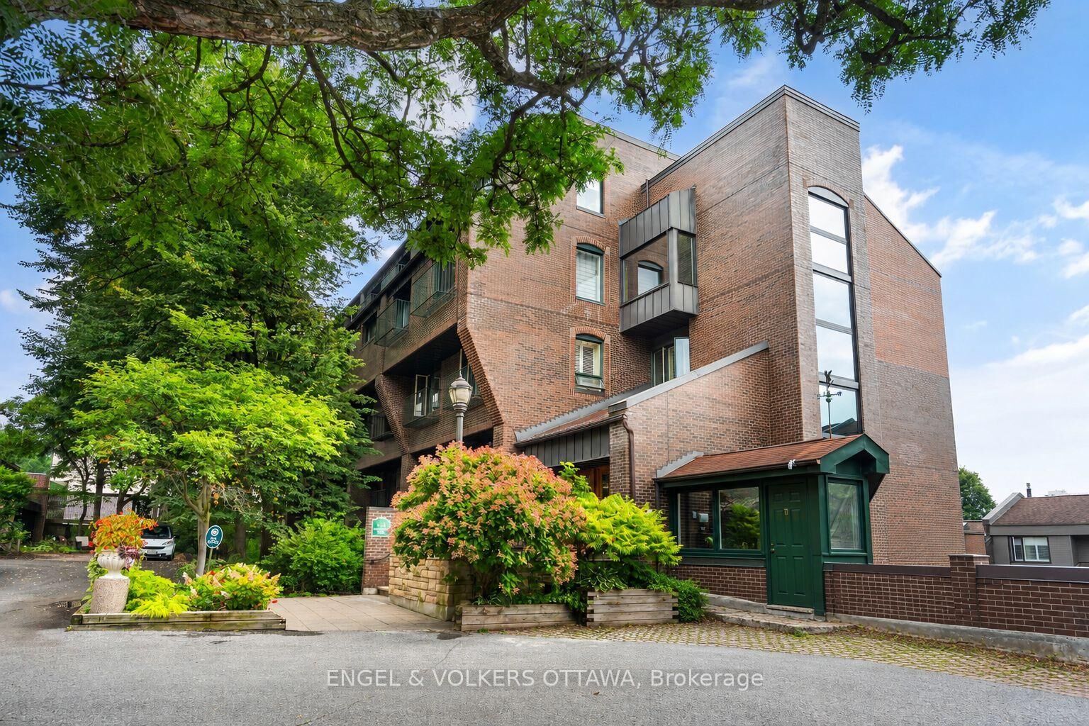 Property Photo:  135 Springfield Road 5  ON K1M 1C5 