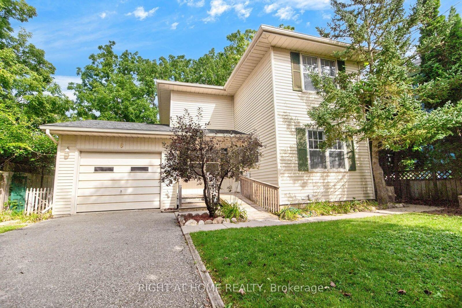 Property Photo:  8 Amelia Street  ON N3L 1Z3 