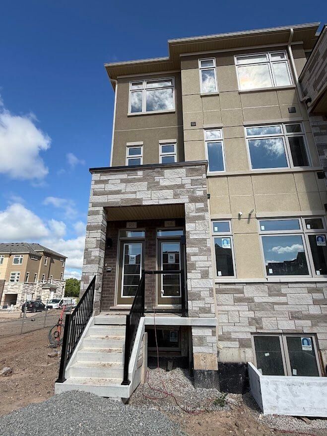Property Photo:  933 North Waterdown Drive  ON L8B 1W3 
