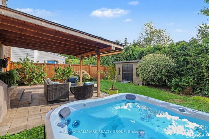 Property Photo:  60 Woodburn Drive  ON K1B 3A7 