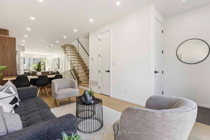 Property Photo:  43A Cummings Street Upper  ON M4M 1M9 