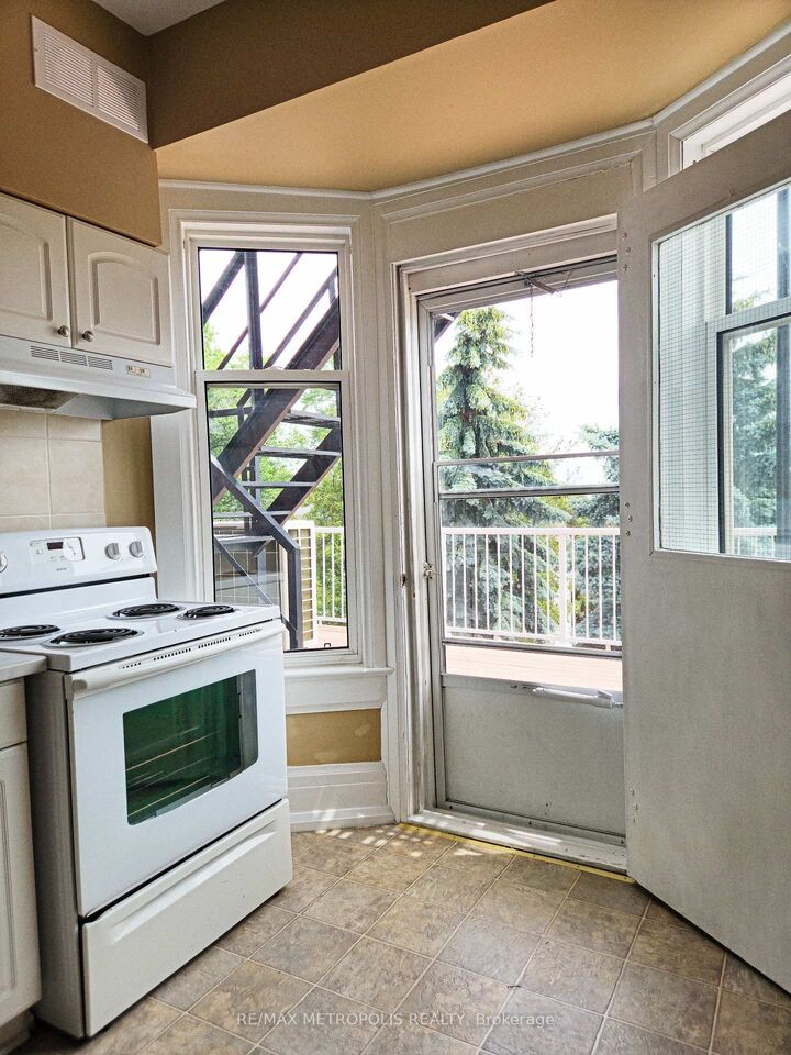 Property Photo:  1110 Simcoe Street S Upper #2  ON L1H 4L8 
