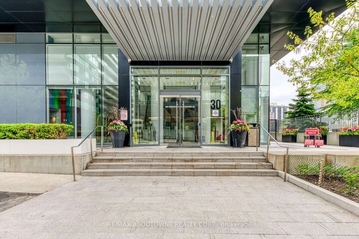 Property Photo:  30 Roehampton Avenue 2810  ON M4P 1R2 