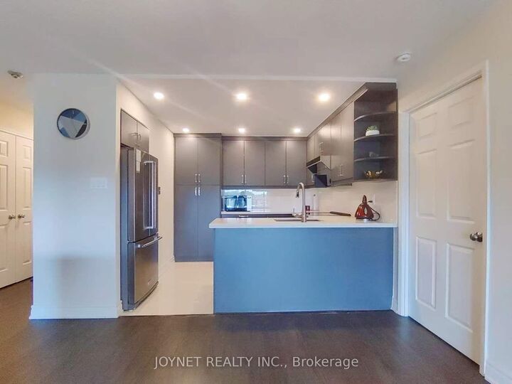 Property Photo:  309 Major Mackenzie Drive E 721  ON L4C 9V5 