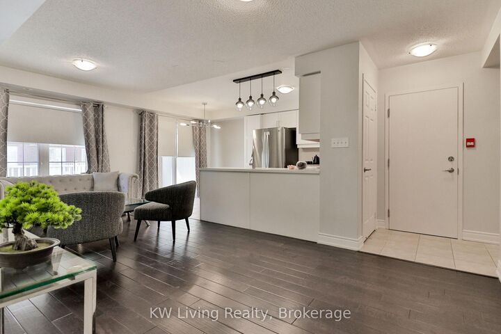 Property Photo:  740 Neighbourhood Circle 4  ON L5B 0B4 