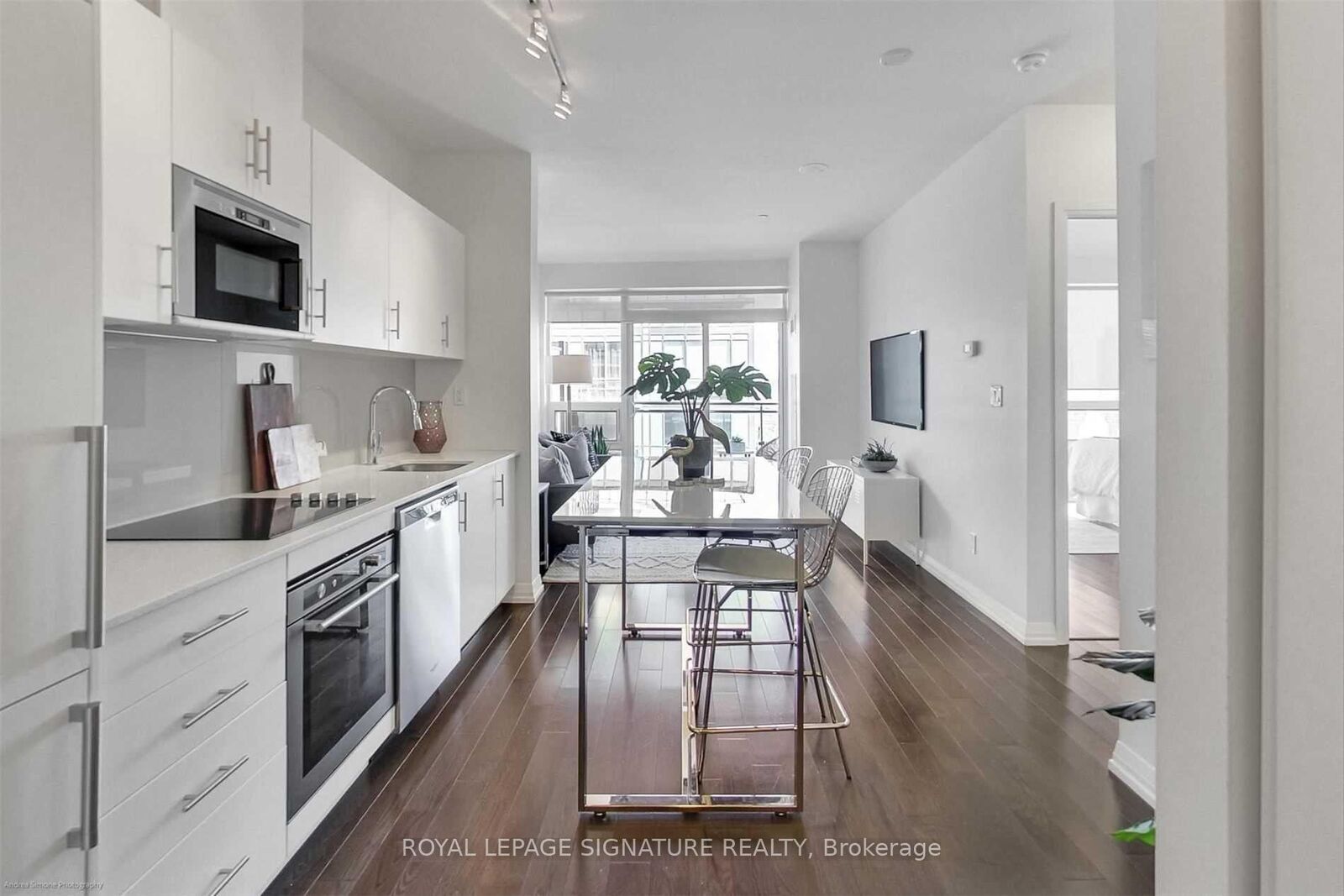 Property Photo:  460 Adelaide Street E 2210  ON M5A 1N6 