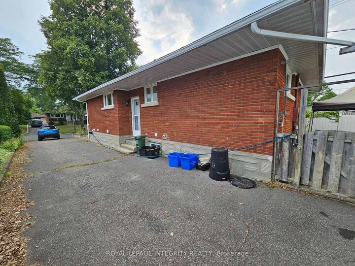 Property Photo:  2150 Lemay Crescent  ON K1G 2X4 