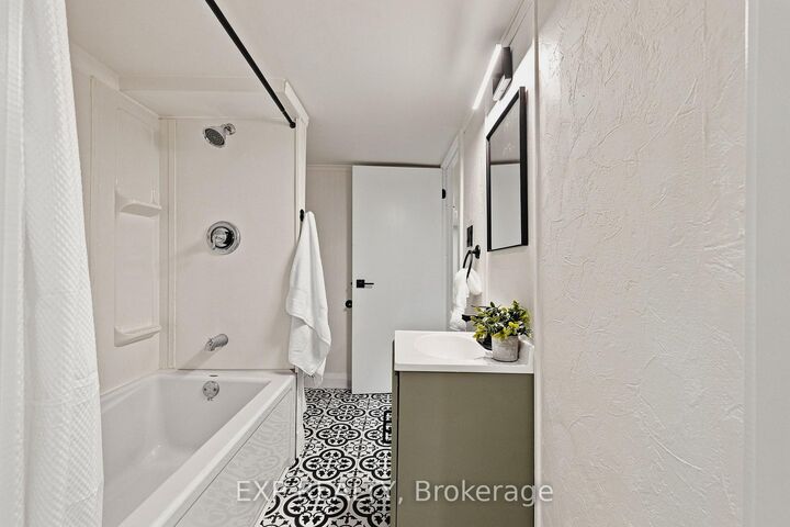 Property Photo:  104 Kensington Street  ON N1E 3P9 
