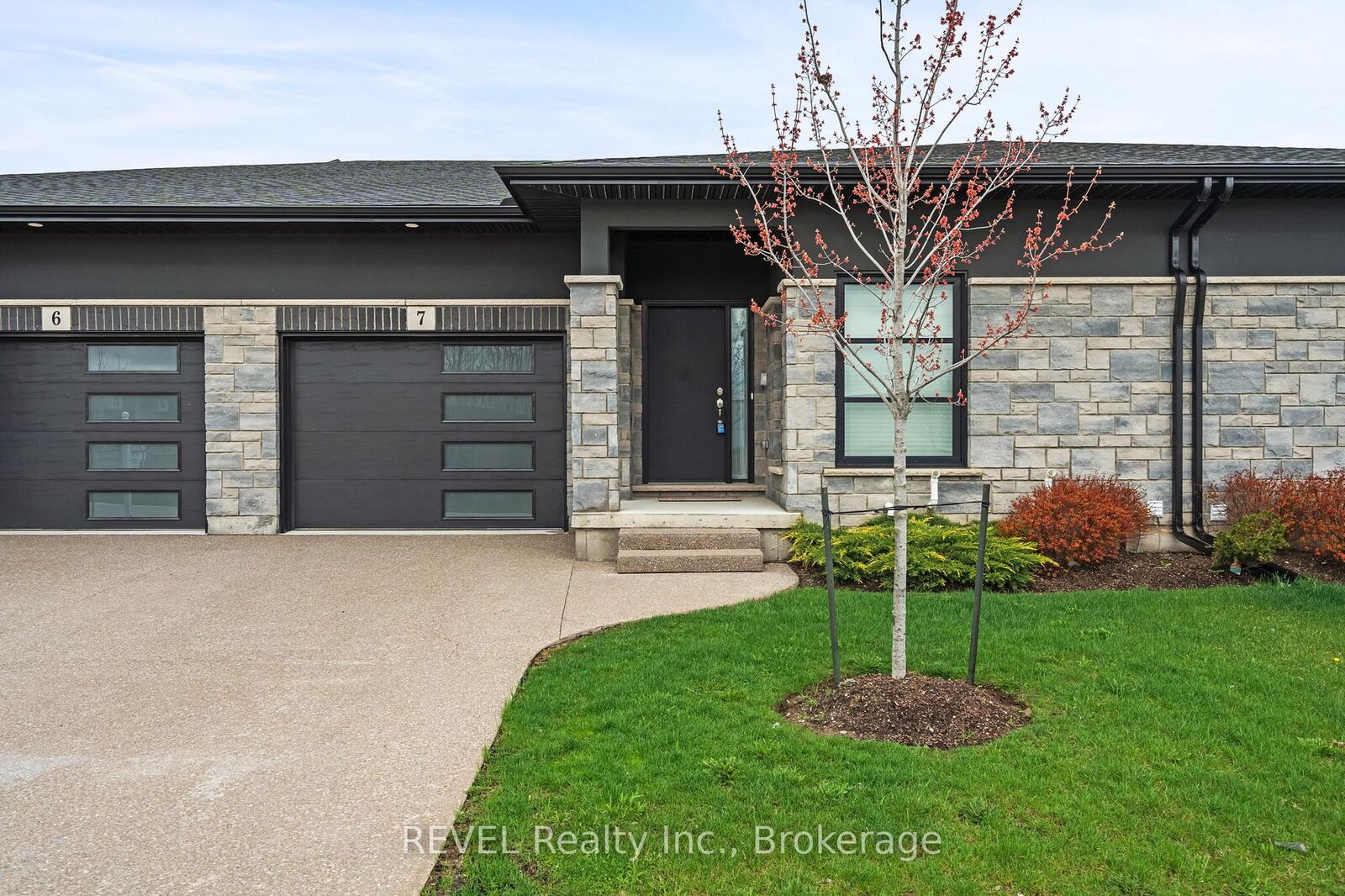 Property Photo:  7138 Parsa St Niagara Falls Street 7  ON L2H 3W1 
