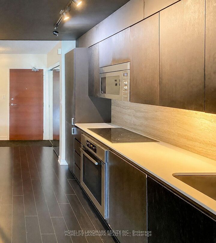 Property Photo:  10 Capreol Court 828  ON M5V 4B3 
