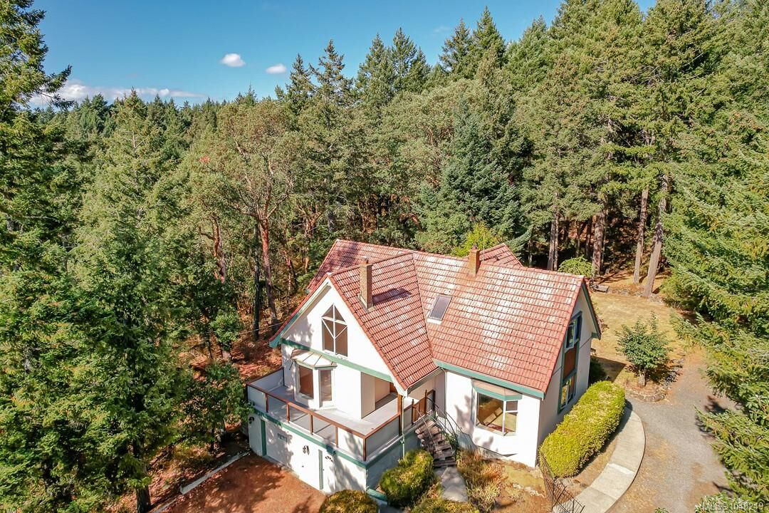 Property Photo:  620 Tammy Pl  BC V9B 5T9 