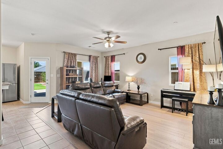 Property Photo: 10826 Avenida Frasca Drive CA 93311