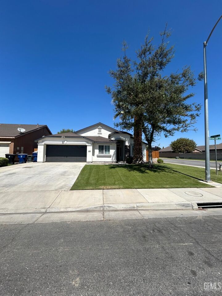 Property Photo: 9200 Butterfly Rose Avenue CA 93311
