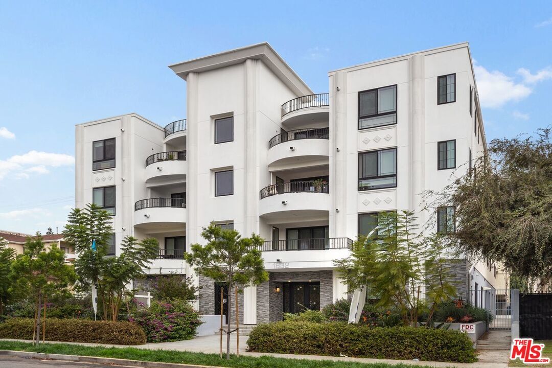 Property Photo: 1832 S Barrington Ave, Unit 203 CA 90025