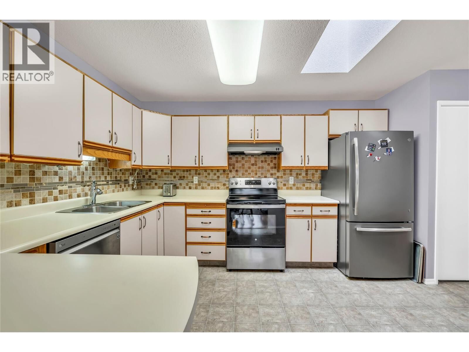 Property Photo:  272 Green Avenue West 402  BC V2A 3T2 