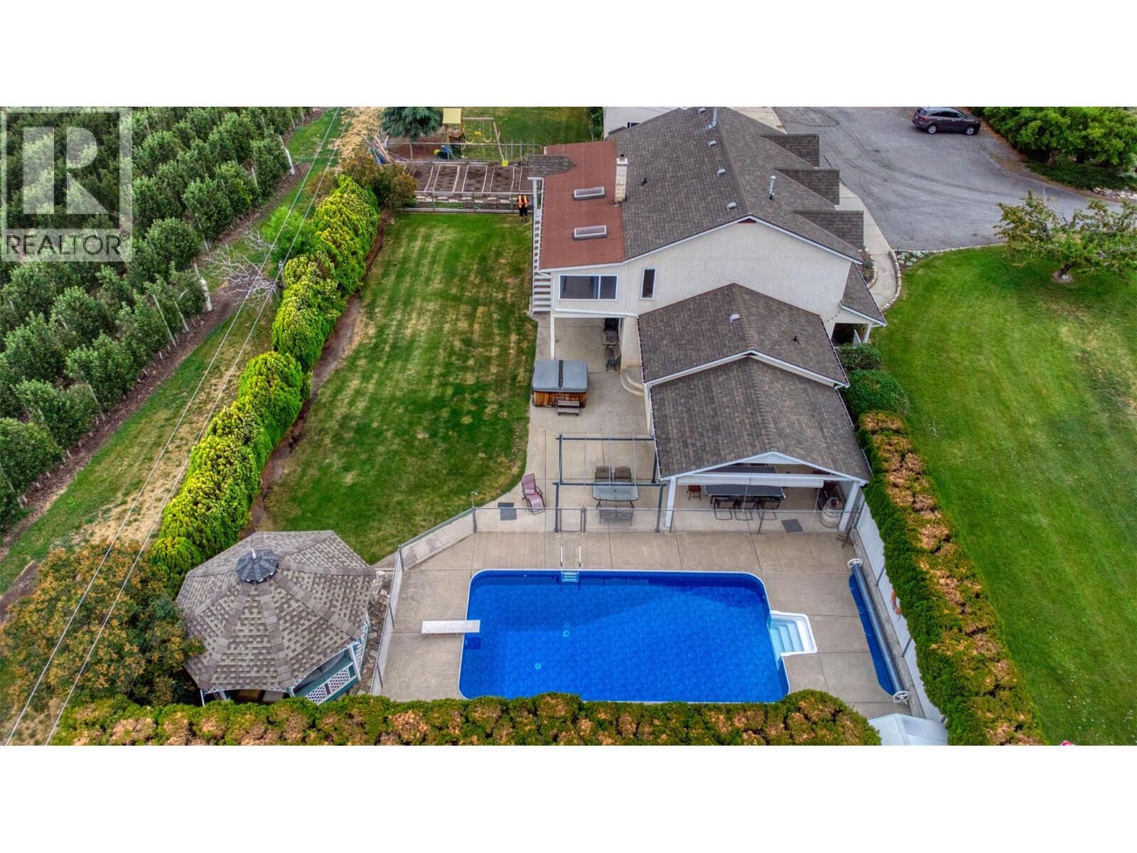 Photo de la propriété:  2547 Sexsmith Road  BC V1V 2G6 
