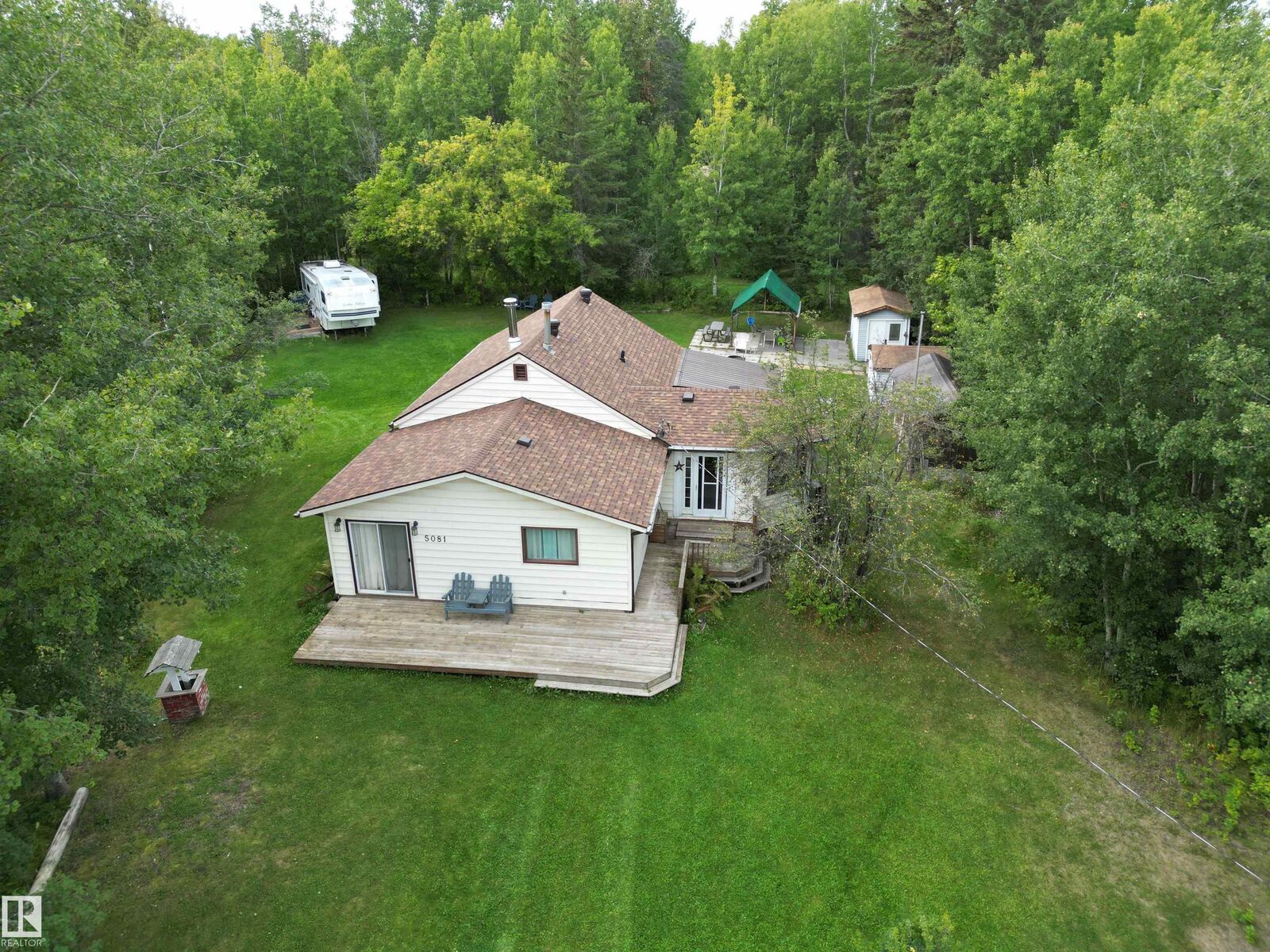 Property Photo:  5081 4 Street  AB T0E 1V0 
