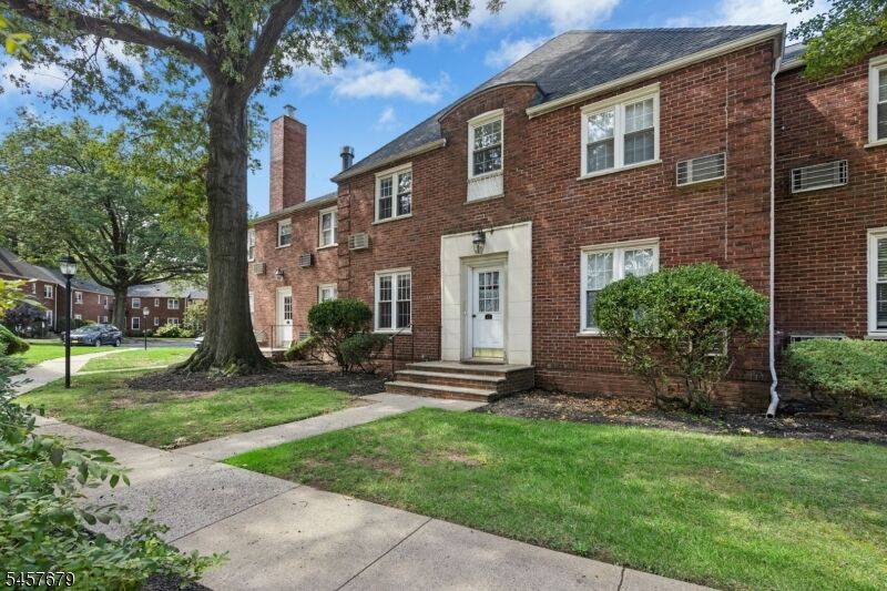Property Photo:  43 A Parkway Village A  NJ 07016 