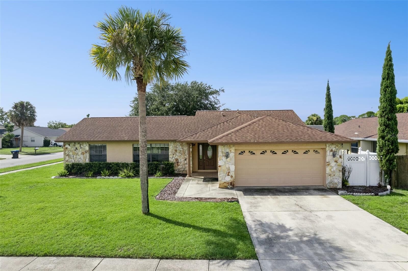 Property Photo: 2402 Woodway Drive FL 32837